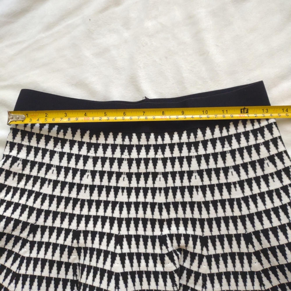 Forever 21 Women's Black&White Houndstooth Pull On Skirt || Medium - Picture 2 of 5